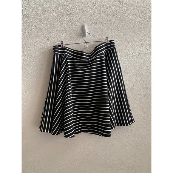 Torrid plus sized black white stripped jersey skirt size 1 - Picture 3 of 3